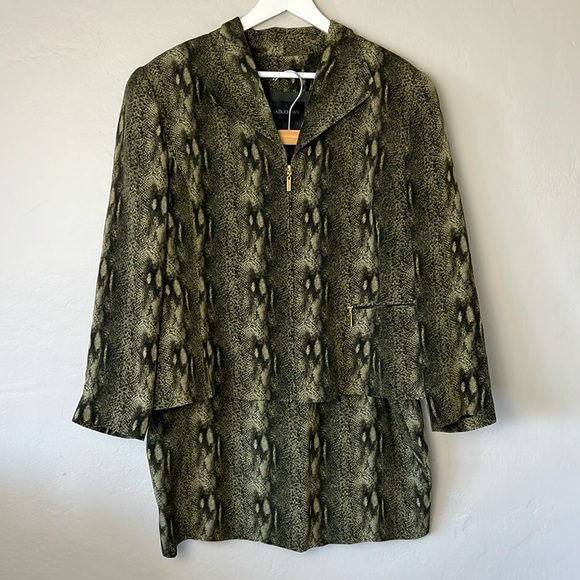 Dana Buchman Zip Jacket / Skirt Suit 100% silk green animal print - Picture 1 of 12